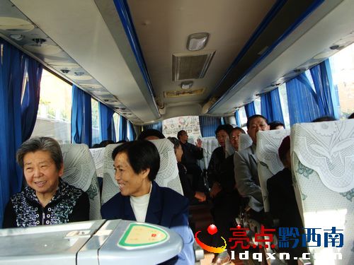 圖2：老同志們坐在豪華的旅游車上等待出發(fā)，看，老人們笑得多燦爛.JPG