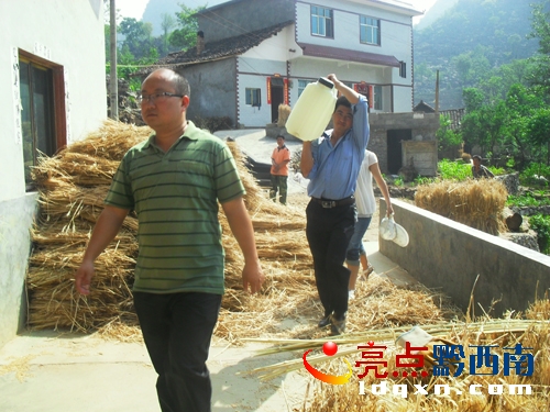 唐名江書記帶領(lǐng)黨員干部為鰥寡孤獨(dú)送水.JPG