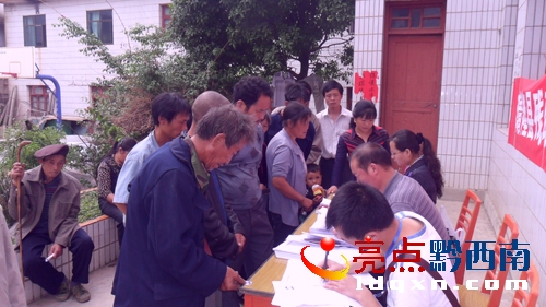 為殘疾人辦理相關證件（陳亞林提供）.JPG