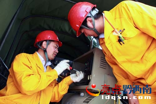 保電人員在裝接發(fā)電機(jī)線路 (1).JPG