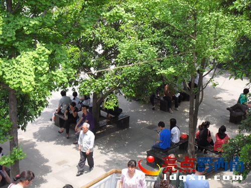★您好！敬請(qǐng)修改�。▓D4）游公園，圖為受興義市民喜愛(ài)的大佛洞公園的金三角廣場(chǎng)。（李勁松   攝）.JPG