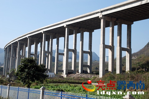 05穿境而過的汕昆高速公路大橋.JPG