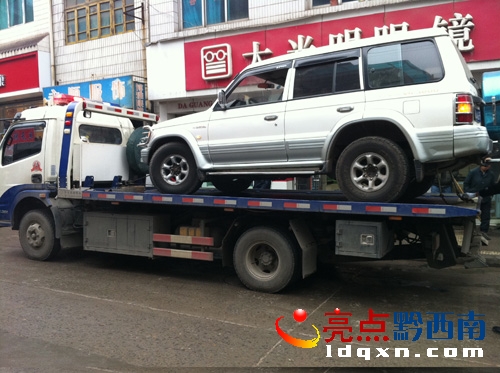 在交警的幫助下故障車輛正送往汽車修理廠（陳亞林攝影）.jpg