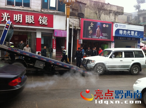 交警及時聯(lián)系救援拖車幫助故障車輛現(xiàn)場（陳亞林攝影）.jpg