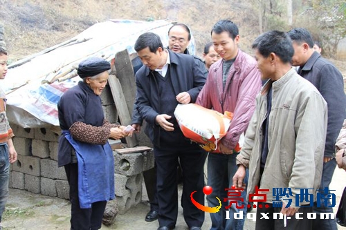 節(jié)前送溫暖  情暖移民心.jpg