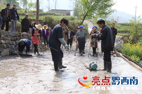 村民投工投勞輪班修筑通組公路（陳亞林攝影）.JPG