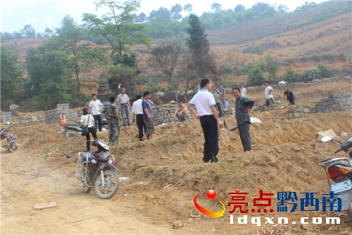 縣政協(xié)主席黃底康現(xiàn)場了解平洞村級公墓搬遷點完成情況