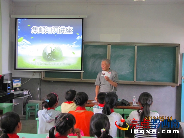集郵知識(shí)進(jìn)入文化路小學(xué)校園.JPG