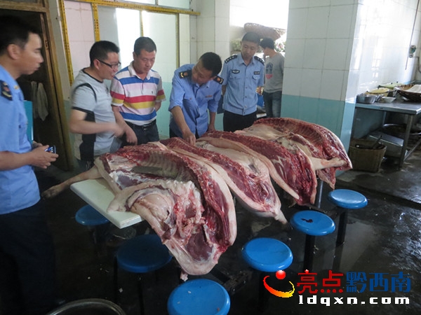檢查捧乍中學(xué)食堂未經(jīng)檢驗(yàn)檢疫的豬肉進(jìn)行檢查.JPG
