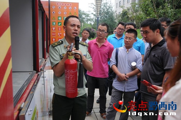 消防警官現(xiàn)場講解滅火器知識.jpg