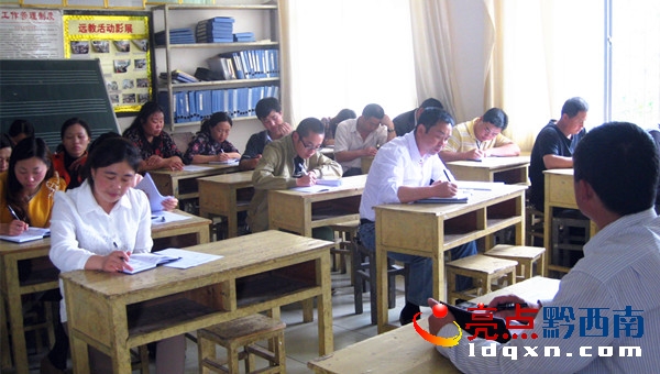 圖為萬屯鎮(zhèn)貢新小學(xué)黨的群眾路線學(xué)習(xí)活動現(xiàn)場.jpg