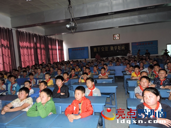 學生在認真地觀看.jpg