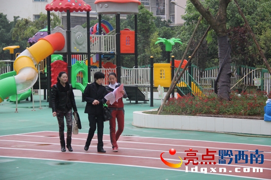 總務(wù)主任徐向麗向檢查人員介紹幼兒園飲水情況.jpg