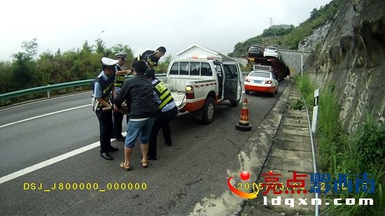 圖為八中隊(duì)民警與安龍應(yīng)急中隊(duì)救援人員一道將摩托車抬上救援車輛(執(zhí)法記錄儀視頻截圖).PNG