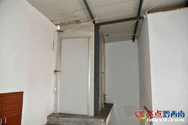 興瑞影城違章搭建的彩鋼板臨時用房.jpg