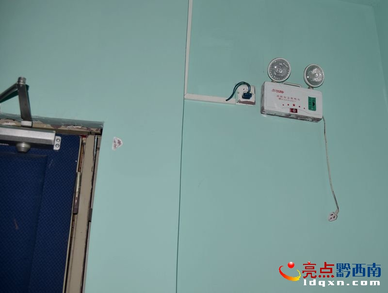 興瑞影城停用的火災(zāi)事故應(yīng)急照明燈.jpg