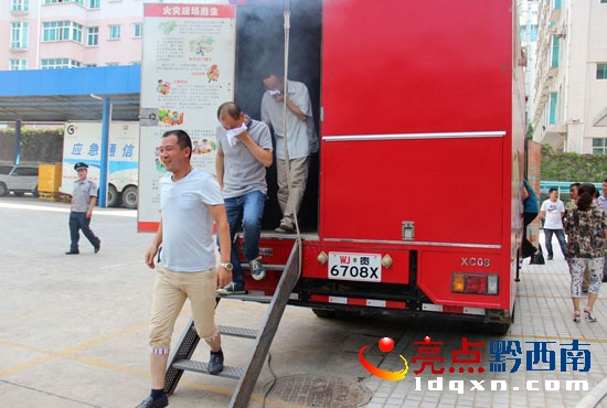 利用消防宣傳車模擬火場逃生體驗.jpg