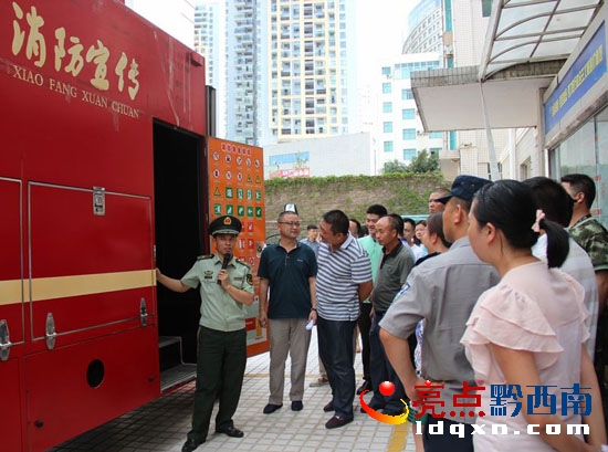 消防警官介紹消防宣傳車功能和逃自自救技巧.jpg