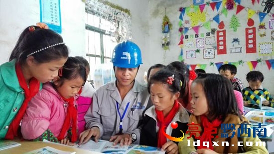 圖片2：興供貞豐供電局城區(qū)供電所員工韋昌洪給留守的孩子們講解安全用電常識修改2.jpg