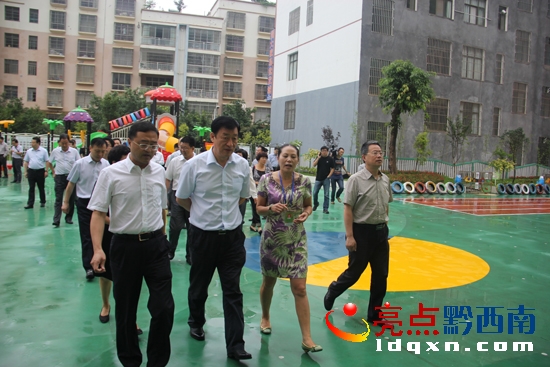 圖為領(lǐng)導(dǎo)一行走進(jìn)美麗的幼兒園.JPG