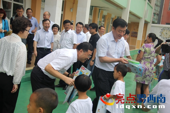 圖為寧波市委書(shū)記劉奇、貴州省人民政府副省長(zhǎng)陳鳴明向幼兒贈(zèng)送禮物.jpg