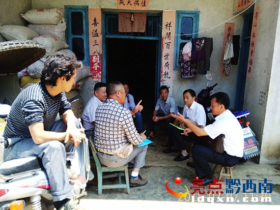 遍訪干部在向貧困戶講解國家扶貧政策.jpg
