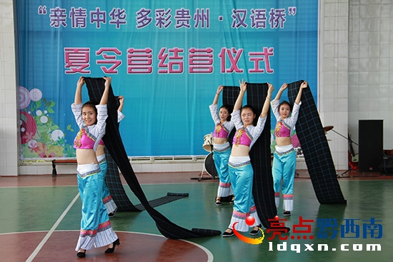 圖為民族舞蹈表演.jpg