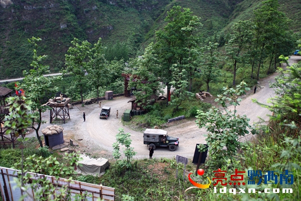 電視連續(xù)劇《二十四道拐》外景拍攝運(yùn)輸車輛行駛在“24道拐”盤山公路1.jpg