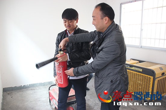圖：領(lǐng)導(dǎo)帶領(lǐng)保衛(wèi)人員對(duì)消防設(shè)施進(jìn)行檢查.jpg