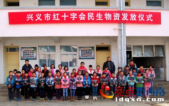紅十字會民生物資發(fā)放儀式現(xiàn)場二.jpg