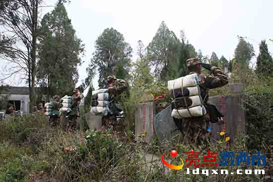 新兵們祭掃革命先烈.jpg