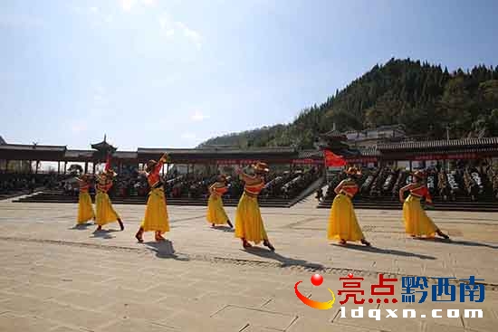 與駐地開展軍民聯(lián)誼.jpg