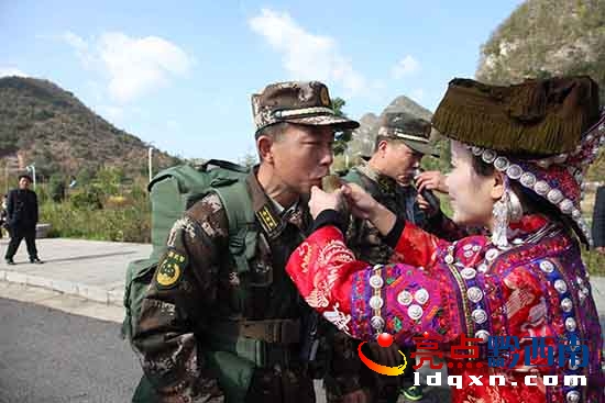 受到駐地群眾熱烈歡迎.jpg