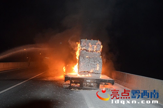正在燃燒的車輛和卷紙.jpg