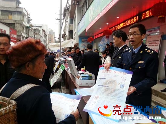 向過(guò)往群眾發(fā)放宣傳資料1.jpg