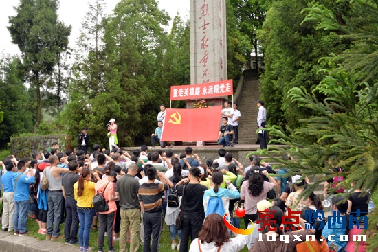 在“烈士陵園”舉行了重溫入黨誓詞活動(dòng)（陳亞林?jǐn)z影）.JPG