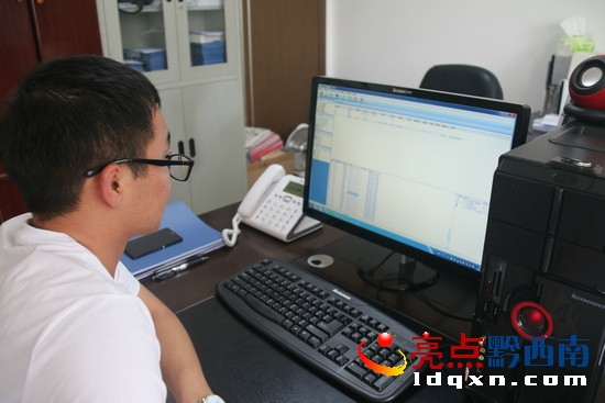 圖為考勤管理員在電腦上查閱考勤信息.JPG