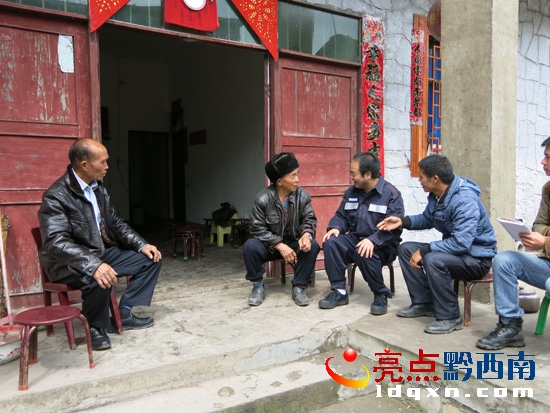 走訪當(dāng)?shù)孛癖娏私庥秒娗樾巍?JPG
