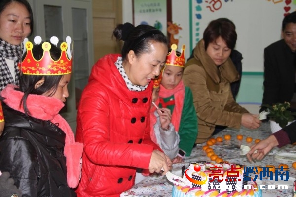 興義市延安路小學(xué)為留守兒童舉辦集體生日節(jié) (4).jpg
