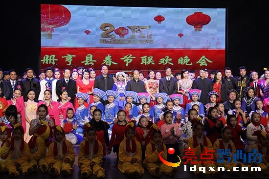 圖為領(lǐng)導(dǎo)與演員集體合影.JPG