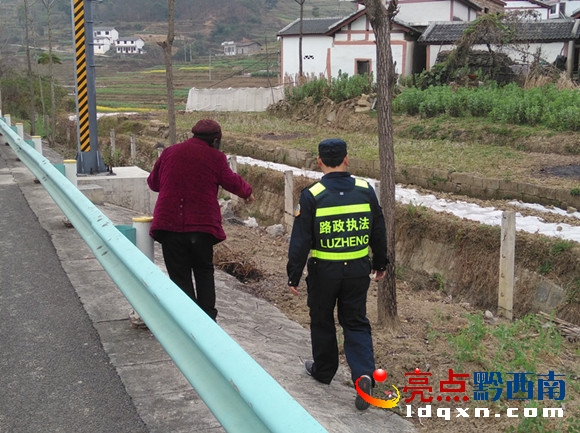 護送老人離開.jpg