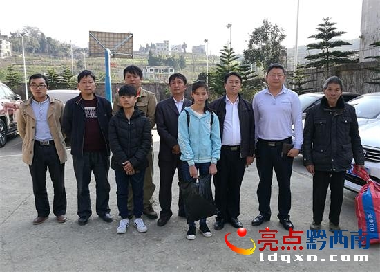 則戎中學合影前排（右一）梁仕梅（右二）李興，后排（右一）李興爺爺（右二）張偉（右三）龔達聰（右四）王宏勇（右五）員工（右