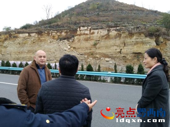 聽取匯報(bào).jpg