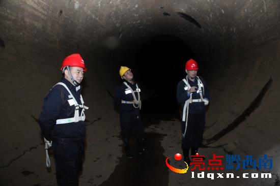 圖為電廠驗(yàn)收人員在引水隧洞檢查.JPG
