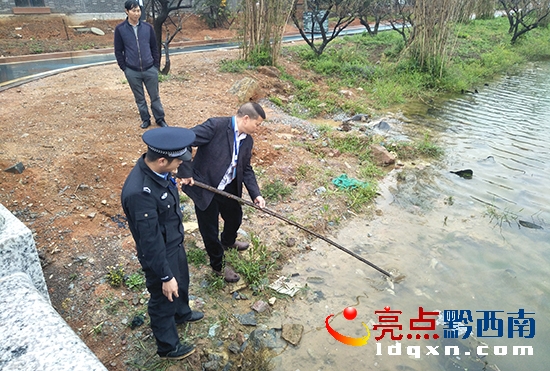 執(zhí)法人員正在查看捕魚放生.jpg