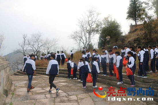 清掃陵園垃圾.jpg