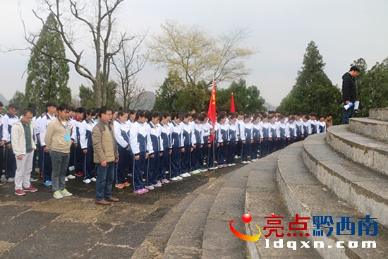 紀(jì)念碑前默哀.jpg