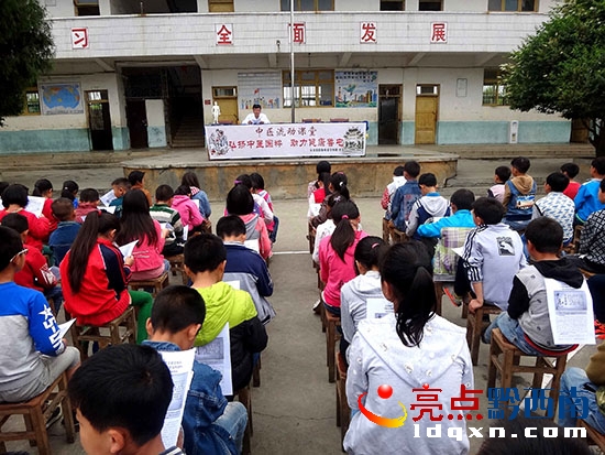 (圖為:“中醫(yī)流動(dòng)課堂”開課現(xiàn)場(chǎng)) (2).JPG