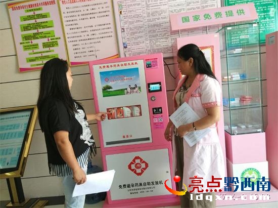 圖為縣婦幼保健院藥具管理業(yè)務骨干正在進行業(yè)務督導.jpg