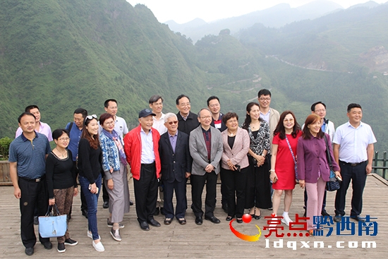 考察團(tuán)在愛國(guó)主義教育基地合影.JPG
